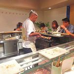 鳥しき - 店内は17席のカウンターのみ