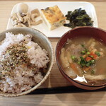 トーコーキッチン - 野菜のキッシュ 副菜二品、豚汁、ご飯