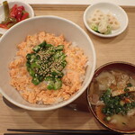 トーコーキッチン - 鮭おくら丼 副菜二品、豚汁