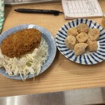 立呑み 晩杯屋 - 里芋のから揚げと台湾メンチ