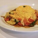 誠キュイジーヌ - こだわり玉子 半熟オムライス(950円)
赤ワインと醤油の野菜ソース