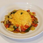 誠キュイジーヌ - こだわり玉子 半熟オムライス(950円)
赤ワインと醤油の野菜ソース