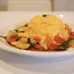 誠キュイジーヌ - こだわり玉子 半熟オムライス(950円)
赤ワインと醤油の野菜ソース