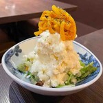 中落ち100円の居酒屋 まぐろんち - まぐろんちのポテサラ カレーたくあんのせ