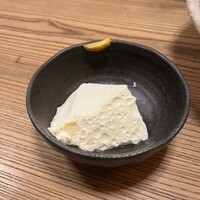ろっこん - 小鉢の自家製豆腐、辛子を添えて