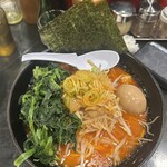 らあめん 万咲 - 豚骨辛味噌　特大　TPほうれん草　味玉