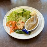 バルバルキッチンアメリ - 毎度お馴染みランチサラダ
      いつもは豆腐の小鉢が今日は冷たい蒟蒻煮物。これがしっかりと味が染みて抜群に美味しかった。