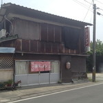 マル幸ラーメン - 外観。側面だけでなく、正面にも惜しげも無く・・。