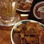 宇ち多゛ - 梅割り、ビール小瓶と名物 煮込み