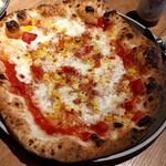 PISOLA - 刻まれた燻製ソーセージが乗ってる？