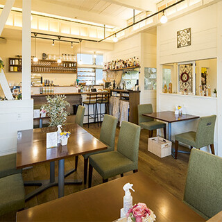 舒適悠閒的空間，非常適合少數人一起享用。