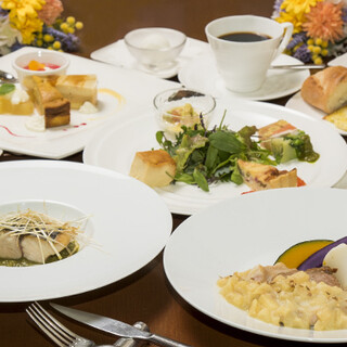 使用當季食材的正宗法式套餐，輕鬆享受美味！