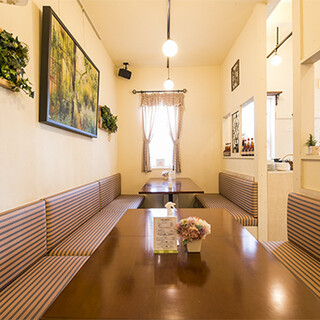 白天與夜晚展現不同風貌，讓您悠閒享受對話與美食的店鋪