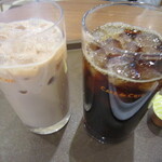 カフェ・ド・クリエ - ドリンク写真:右・アイスコーヒーS、左・アイスロイヤルミルクティーS