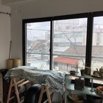 カレーと民藝と酒 TeTe - 写真からは分かりにくいけれど、窓の外の木は桜です。満開の時期にぜひ来たい！