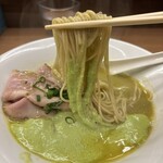 左とう - ハラペーニョのペーストを麵とともに