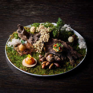 「水、葉、土、石」自然をモチーフとしたアミューズ。