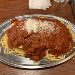 ハイボールバー 東京駅 1923 - ミートソースに削りチーズを掛けてもらってからいただきます