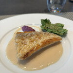 L'ARBRE - 山口・萩甘鯛、柚子～ソース・ヴァンジョーヌ〜
      もってのほかという紫色の食用菊、菜の花