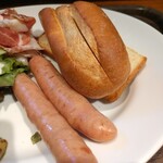 バル マルシェ コダマ エキュート品川店 - ソーセージ、パンアップ
