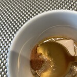 L'ARBRE - 熊本草大王白子と鶏冠，山形舟形マッシュルームのコンソメロワイヤル。　鶏冠を初めて食べました！