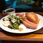 バル マルシェ コダマ エキュート品川店 - モーニング　500円！　奥はテラス〜