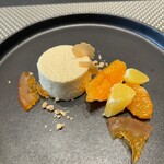 L'ARBRE - 北海道・おたるナイアガラ・ワインのムース
      ～愛媛・岩城品はるひめ、ひめこはる、橙～
      この柑橘は愛媛のぽんぽこランドから。コンフィチュールは橙から。