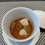 L'ARBRE - 熊本天草大王白子と鶏冠，山形舟形マッシュルームのコンソメロワイヤル