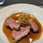 L'ARBRE - 大分・杵築仔猪ロース肉、人参ピューレ、金木犀の香りのする桂花陳酒と猪の骨から作ったソース、モン・ブランを目の前で絞って