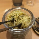 やよい軒 - テーブルにある漬物も自由に食べられる