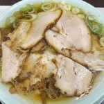新橋ニューともちん 神保町店 - 麺はみえません。底にも角切りチャーシューが仕込まれてました。
