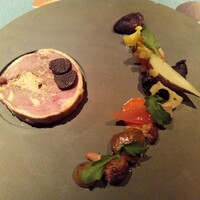 ラ シャッス - 千葉で仕留めたカルガモ、ペリゴール産フォアグラ、胡桃のバロティーヌ カルガモの心臓のグリエ、砂肝コンフィ、レバースモークを添えて¥4290
                    