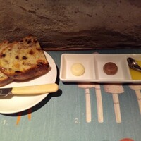 ラ シャッス - 自家製酵母でつくったパン3種¥660+バター、イノシシのリエット、オリーブオイル¥660
                      