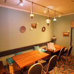 トルコレストラン デデ - 地中海をイメージした店内はトルコらしさを存分に感じられます