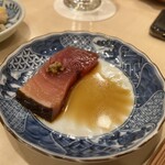 鮨さかもと - めじまぐろに粒マスタード　一切れ食べちゃった