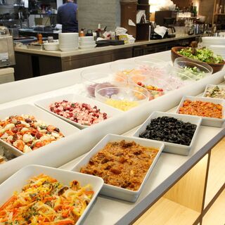 ワインも飲み放題！彩り豊かな自慢のランチビュッフェ