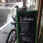 L’olivier - 店先の看板に、今日はどのキッシュが売られているかが書かれています。