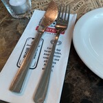 L'Osteria Frankfurt am Main - フラットウエア。ナイフがピザ専用で引いて切るというよりスリッターの回転刃のように弧を描くが如く使うのが実用的である。