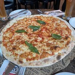 L'Osteria Frankfurt am Main - マルゲリータ。一枚が巨大だが厚みが抑えられており、食感は軽い。