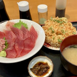 みやもと - マグロ丼(ご飯少なめ)、桜海老かき揚げで。付け合わせのマグロ煮が美味しかった。
