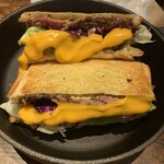 THE PUBLIC COFFEE - ローストビーフのホットサンド。チーズがとろりんでした。