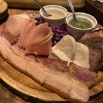 THE PUBLIC COFFEE - 肉盛り。2〜3人分、とあったけど2人で軽々。