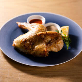 皮はパリッと身はフワッと焼き上げた“名物ロティサリーチキン”