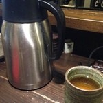 お茶とピッチャーカウンター席から