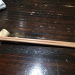 はお箸も渋～、箸置きはワインのコルクだ