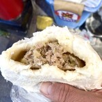 江戸清 中華街本店 - ブタまんの具と生地のバランスはこんな感じ。