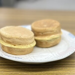 あじまん - 料理写真:手前がカスタードクリーム（税込み１２０円）、奥があずき