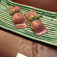 月亭 池袋店 - お店からのサービスの牛肉のお寿司！
