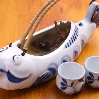 名物「骨酒」をはじめとする、こだわりの日本酒。週末の一杯に◎