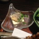 じゅん亭 - 冷ややっこはガラス製の皿、爽やかだ